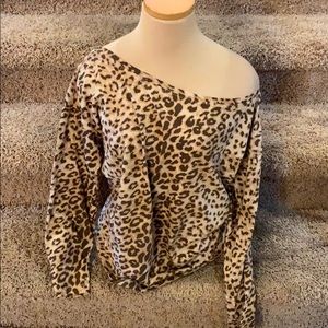 Off shoulder leopard tee